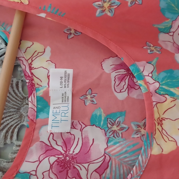 3/$9 Flower top - Picture 3 of 4